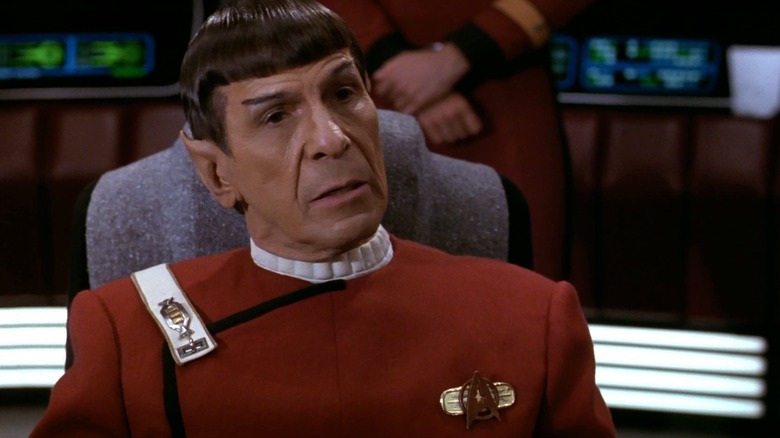 Spock, duduk di kursi kapten di Star Trek VI: negara yang belum ditemukan.