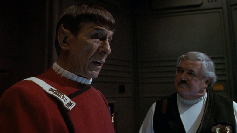 Spock berbicara dengan Scotty di Star Trek VI: Negara yang belum ditemukan.