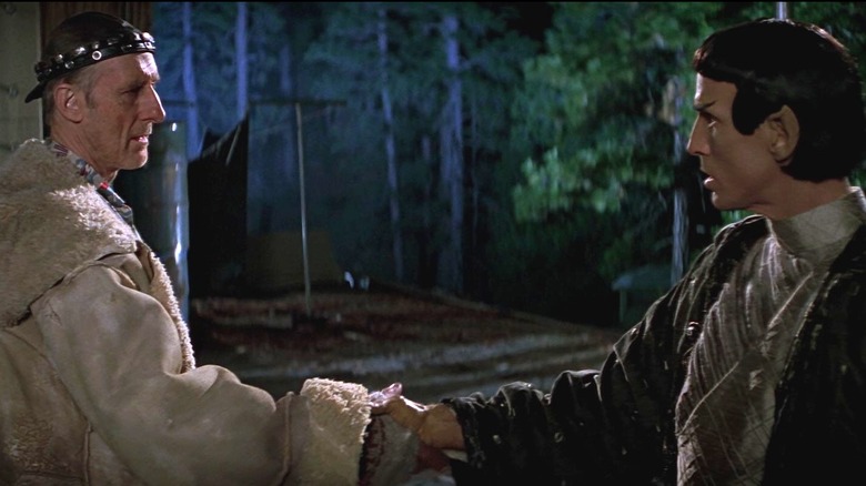 స్టార్ ట్రెక్: మొదటి సంప్రదింపులో జెఫ్రామ్ కొక్రాన్ వల్కన్ కరచాలనం