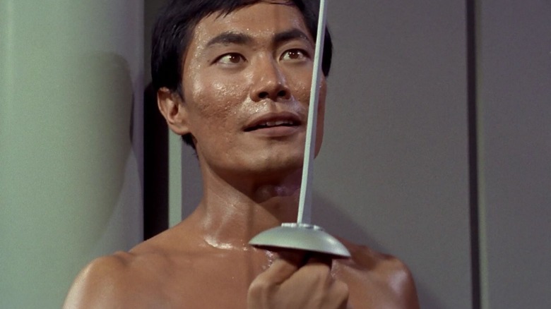 Sulu, shirtloos met een rapier in Star Trek