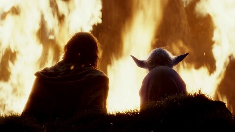 லூக் ஸ்கைவால்கர் மற்றும் யோடா ஆகியோர் ஸ்டார் வார்ஸ்: தி லாஸ்ட் ஜெடியில் புனித நூல்கள் எரிவதைப் பார்க்கிறார்கள்