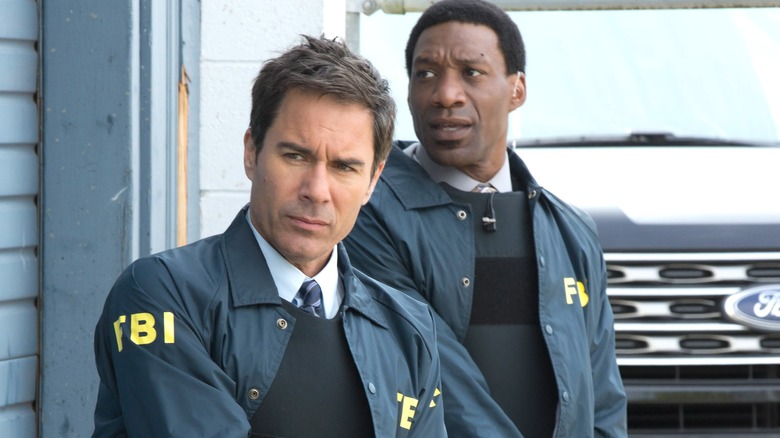 A traveler (Grant) inhabits the host body of an FBI agent in Travelers