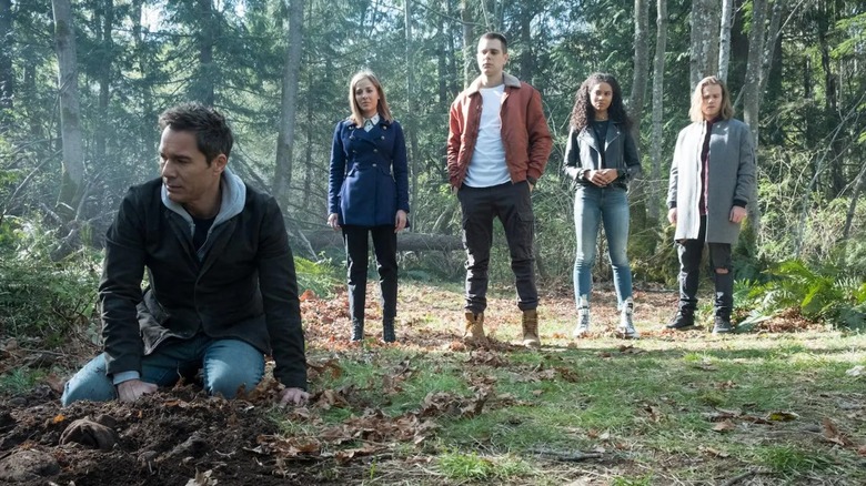 De reizigers (Grant, Marcy, Carly en Phillip) verzamelen zich om een ​​probleem in Travellers op te lossen
