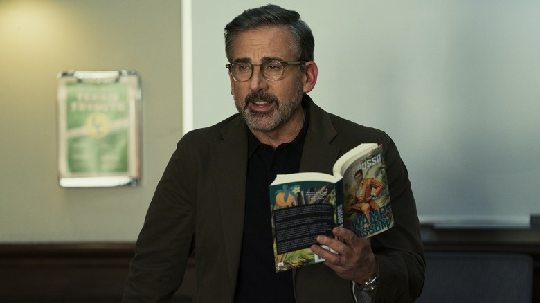 రూస్టర్‌లోని తరగతి గదిలో రూస్టర్ పుస్తకం నుండి గ్రెగ్ చదువుతున్నాడు