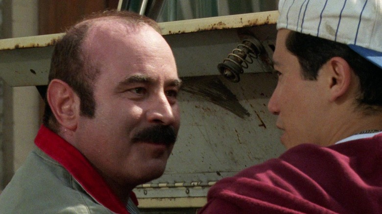 బాబ్ హోస్కిన్స్ మారియో మారియో సూపర్ మారియో బ్రదర్స్‌లో జాన్ లెగుయిజామో యొక్క లుయిగి మారియోను క్లోజప్‌లో చూస్తున్నారు.