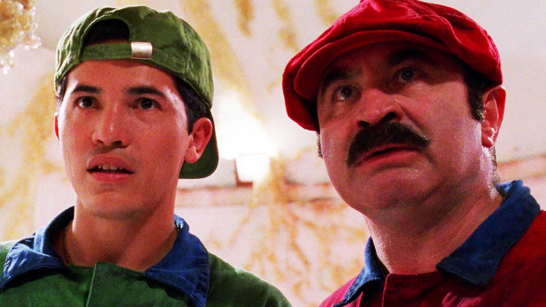 సూపర్ మారియో బ్రదర్స్‌లో జాన్ లెగుయిజామో యొక్క లుయిగి మారియోతో పాటు బాబ్ హోస్కిన్స్ మారియో మారియో నిలబడి ఉన్నాడు.