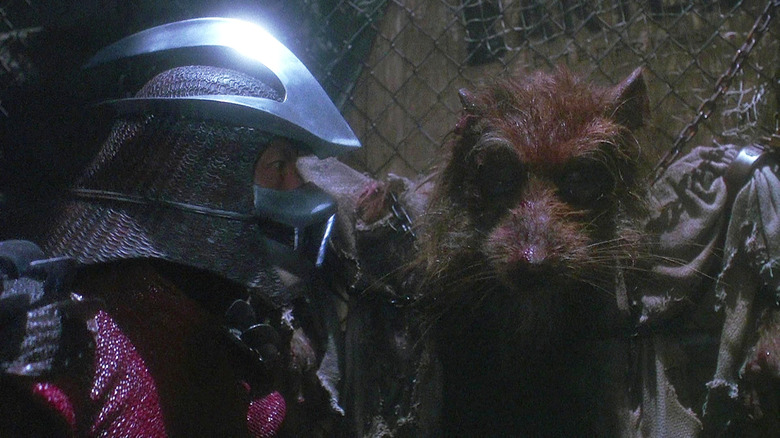 De Shredder bedreigt een vastgeketende Splinter in Teenage Mutant Ninja Turtles (1990)