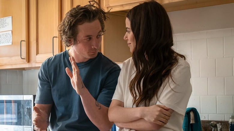 Carmy y Claire sentados juntos en una cocina en el oso