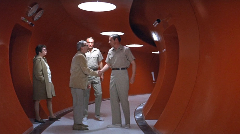 ఆండ్రోమెడ స్ట్రెయిన్‌లోని హాలులో నలుగురు వైద్యులు ఒకరినొకరు పలకరించుకుంటున్నారు