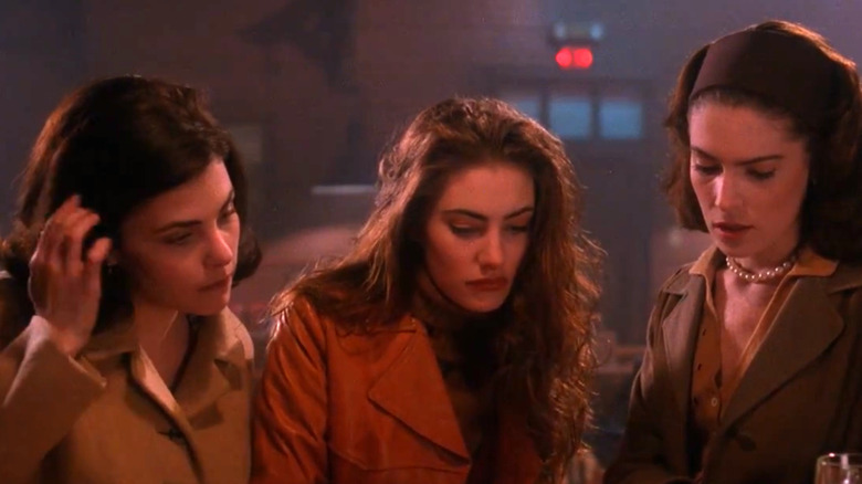 Twin Peaks, Audrey, Shelly, Donna talking at the Roadhouse together