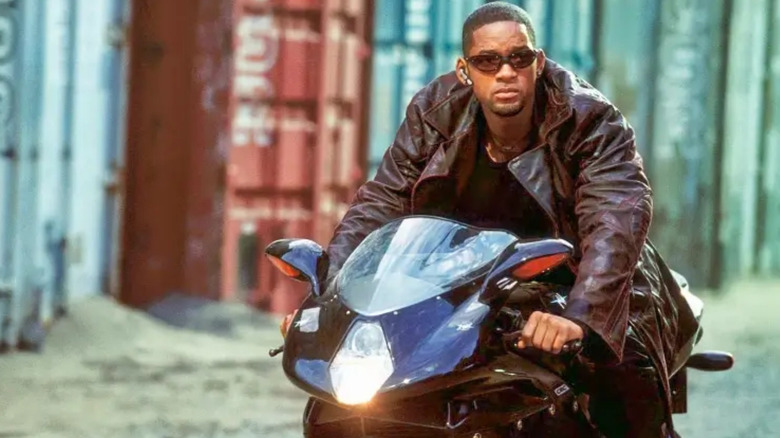 Detective Del Sponner (Will Smith) rolling into a drop container in its cold shades during the robot, robot