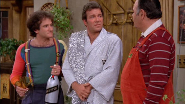 Mork, William Shatner, and Mearth standing in a living room on Mork & Mindy