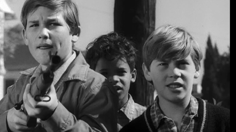 Russell's Eddie and his friends use the mail-order rifle to frame Kimble in The Fugitive