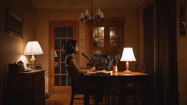 Evy luistert in ondertoon naar enkele griezelige audiobestanden