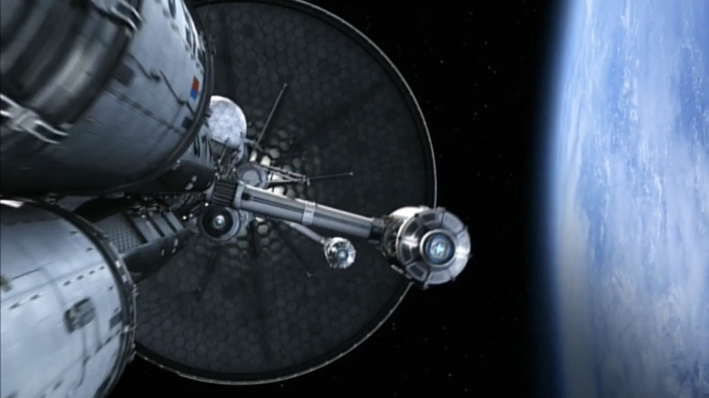 డిఫైయింగ్ గ్రావిటీలో ఒక గ్రహం చుట్టూ తిరిగే అంతరిక్షంలో ఒక స్పేస్ షిప్ కనిపిస్తుంది