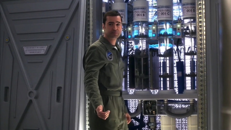 రాన్ లివింగ్‌స్టన్ యొక్క మాడక్స్ డోనర్ గురుత్వాకర్షణను ధిక్కరించడంలో అంతరిక్ష నౌక హాలులో నిలబడి ఉన్నాడు