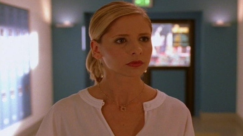 Sarah Michelle Gellar's Buffy Summers walking in the school hallway in Buffy the Vampire Slayer