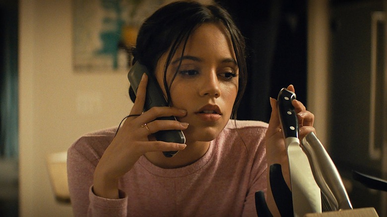Jenna Ortega as Tara Carpenter holding a knife in Scream