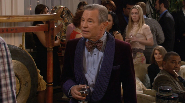 Michael York as Jefferson Van Smoot after Marshall rings a decorative gong in How I Met Your Mother