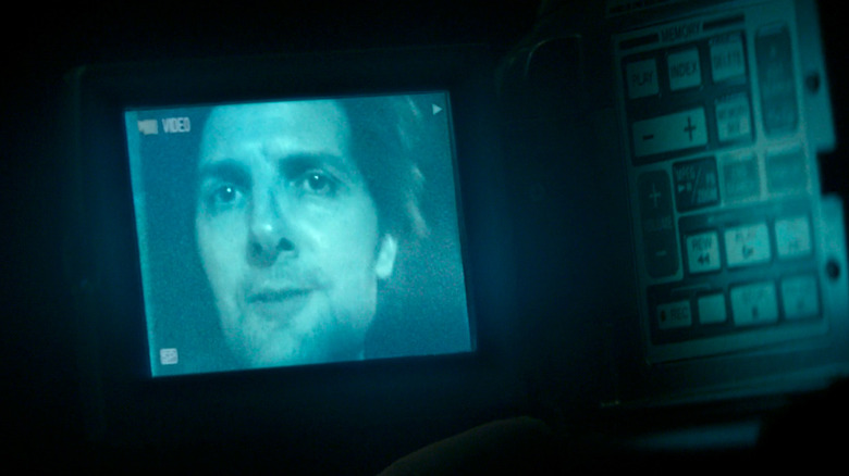 Mark S. en una pantalla de videocámara en un episodio de Severance