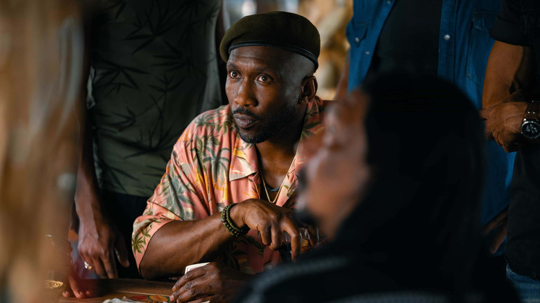 Duncan Kincaid playing cards in a crowd in Jurassic World Rebirth