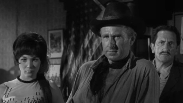 Lloyd Bridges' William Colton stands by the bar in a saloon in The Loner