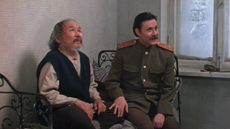Dersu Uzala and Vladimir sitting on a bed in Dersu Uzala