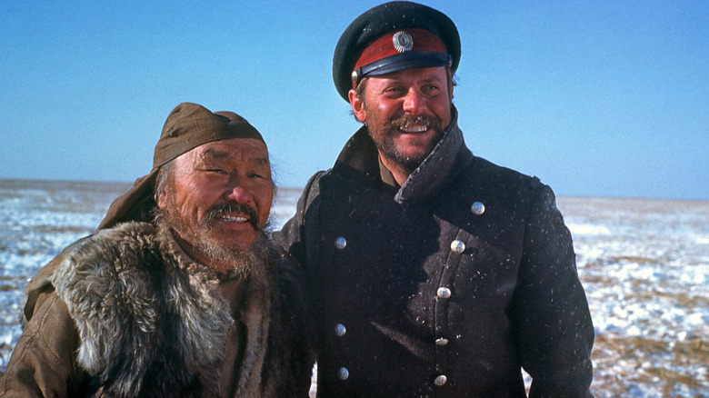 Dersu Uzala satnding next to Vladimir in Dersu Uzala