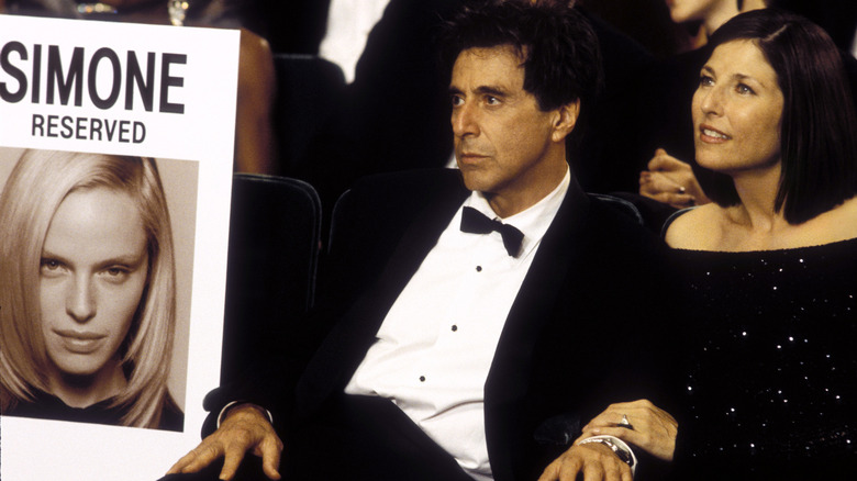 Victor Taransky (Al Pacino), at an evening, sitting next to Simon Poster (Rachel Roberts) with Eileen Christian (Catherine Kenner) at S1M0NE