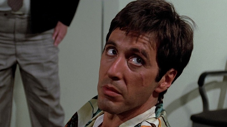 Al Pacino is looking up like Tony Montana in Scarvis (1983)