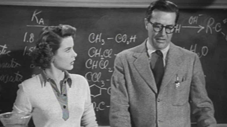 Ray Milland's Prof. Vernon K. Simpson stands next to Jean Peters's Deborah Greenleaf in a classroom in It Happens Every Spring