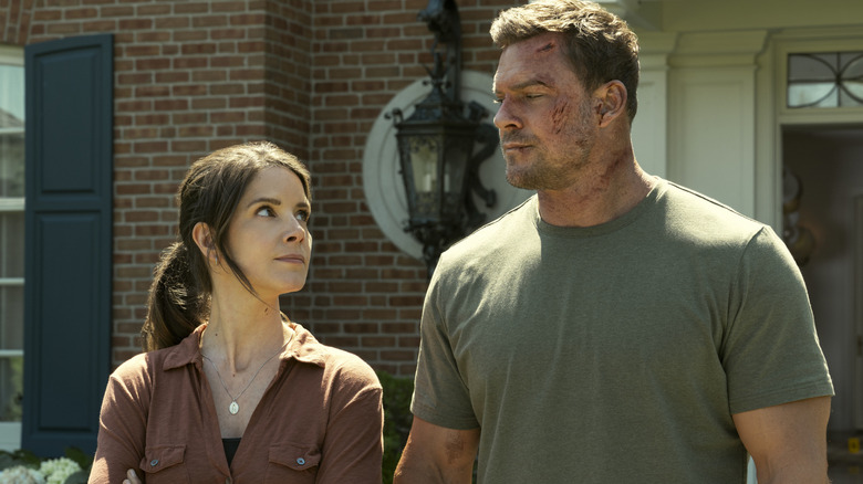 Susan Duffy looking at Reacher
