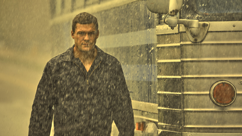Reacher - Rain near bus