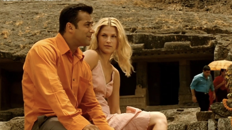 సల్మాన్ ఖాన్ ప్రేమ్ రాజ్‌పుత్ మేరిగోల్డ్‌లో అలీ లార్టర్ యొక్క మేరిగోల్డ్ లెక్స్‌టన్‌తో పాటు గోడపై కూర్చున్నాడు