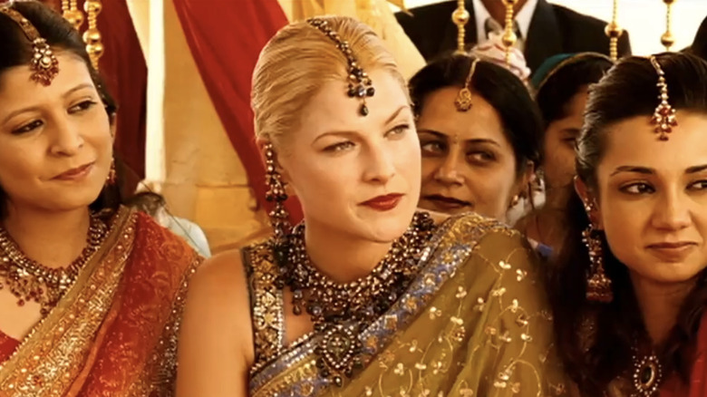 అలీ లార్టర్ యొక్క మేరిగోల్డ్ లెక్స్టన్ మేరిగోల్డ్‌లో ఇతర మహిళలతో కూర్చున్నప్పుడు ఆమె ఎడమవైపు చూస్తుంది