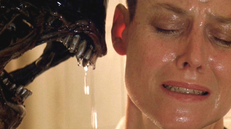 Alien 3 Xenomorph corners Ripley