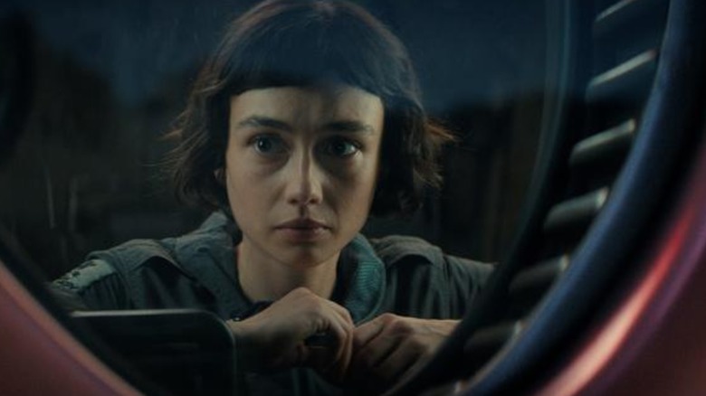 Windy looks at Sydney Chandler through an opening in the foreigner: Earth