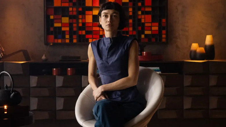 Wendy practices her interviewer position in Alien: Earth