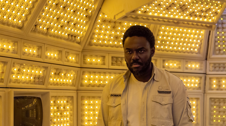 Roman franze a testa na sala de controle de barco em um navio para Alien: Terra.