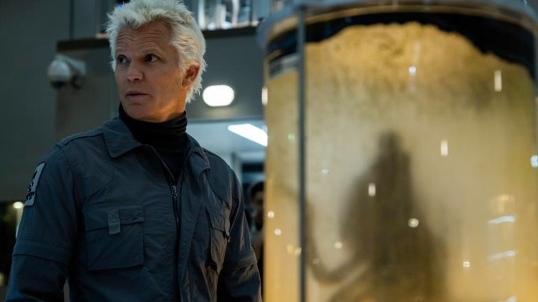 Kirch Timothy Olivant stands next to a strange sample container in a foreigner: the earth