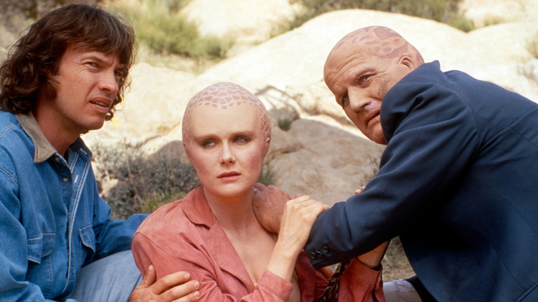 சைக்ஸ், சூசன் மற்றும் ஜார்ஜ் பிரான்சிஸ்கோ ஏலியன் நேஷனில் சில பாறைகளுக்கு அருகில் அமர்ந்துள்ளனர்