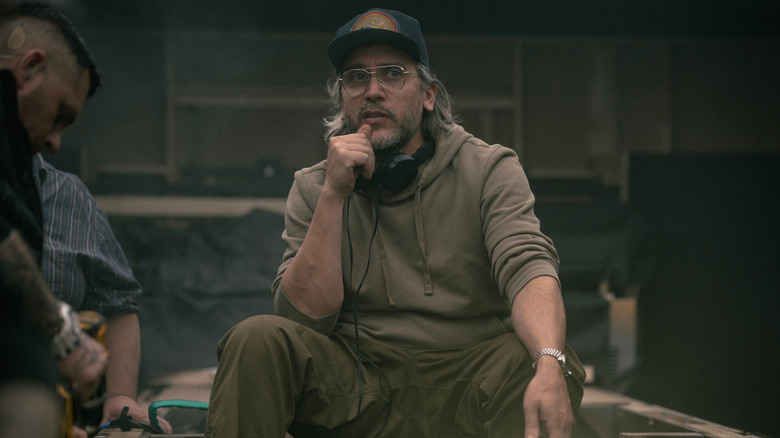 O diretor Fede Álvarez em uma cena dos bastidores das filmagens de Alien: Romulus