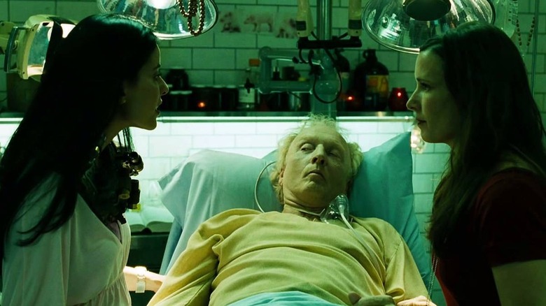 Bahar Soomekh as Lynn talking to Shawnee Smith as Amanda Young while Tobin Bell as Jigsaw/John Kramer watches her from a makeshift hospital bed in Saw III