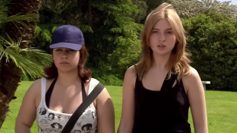 Letizia Ciampa and María Valverde as Manuela and Melissa, walking under a tree in Melissa P.