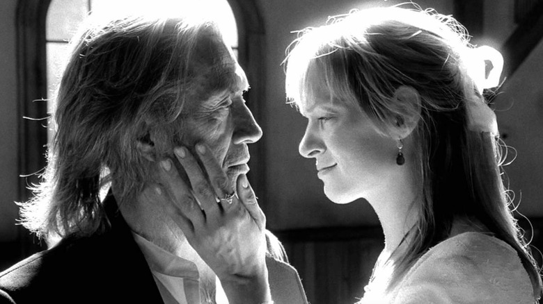 Uma Thurman as Beatrix Kiddo/The Bride holding David Carradine as Bill's face during her wedding rehearsal in black and white Kill Bill: Vol. 2