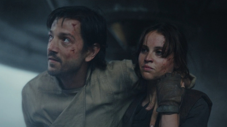 Cassian (Diego Luna) and Jyn (Felicity Jones) injured in Rogue One