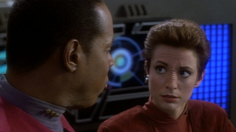 Benjamin Sisko (Avery Brooks) and Kira Nerys (Nana Visitor) glance at each other in Star Trek: Deep Space Nine