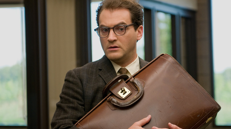 Michael Stuhlbarg as Larry Gopnik, holding a briefcase in A Serious Man