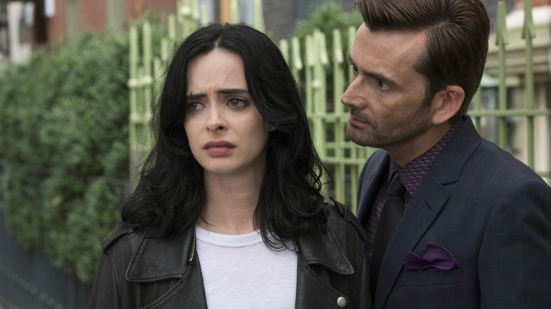 Krysten Ritter and David Tennant as Jessica Jones and Zebidiah Kilgrave, speaking in a park on Jessica Jones
