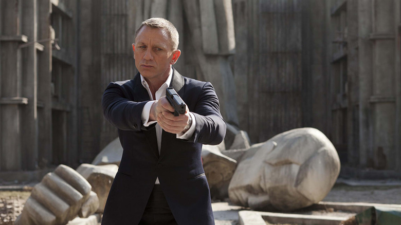 Daniel Craig dans le rôle de James Bond brandissant un pistolet dans Skyfall